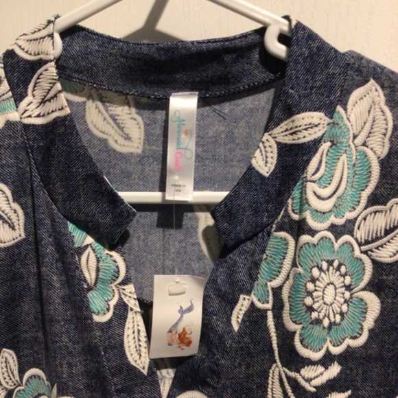 NWT Women’s Floral Mermaid Cove 3/4 Button Roll Up Sleeve Top - Size Small - Picture 3 of 4